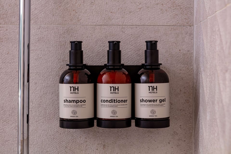 Combined shower/tub, rainfall showerhead, eco-friendly toiletries