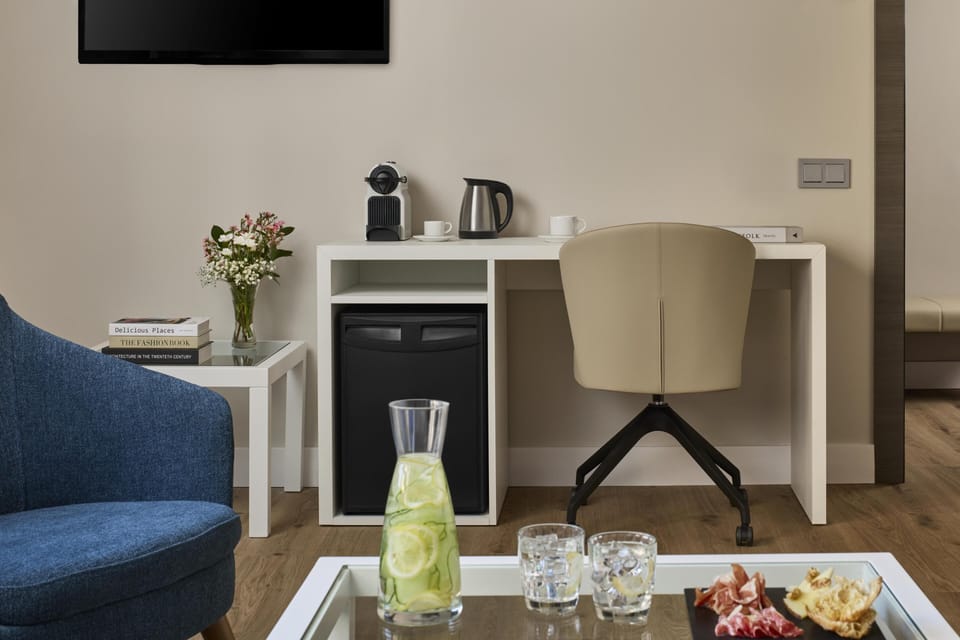 Junior Suite | Minibar, in-room safe, desk, blackout drapes
