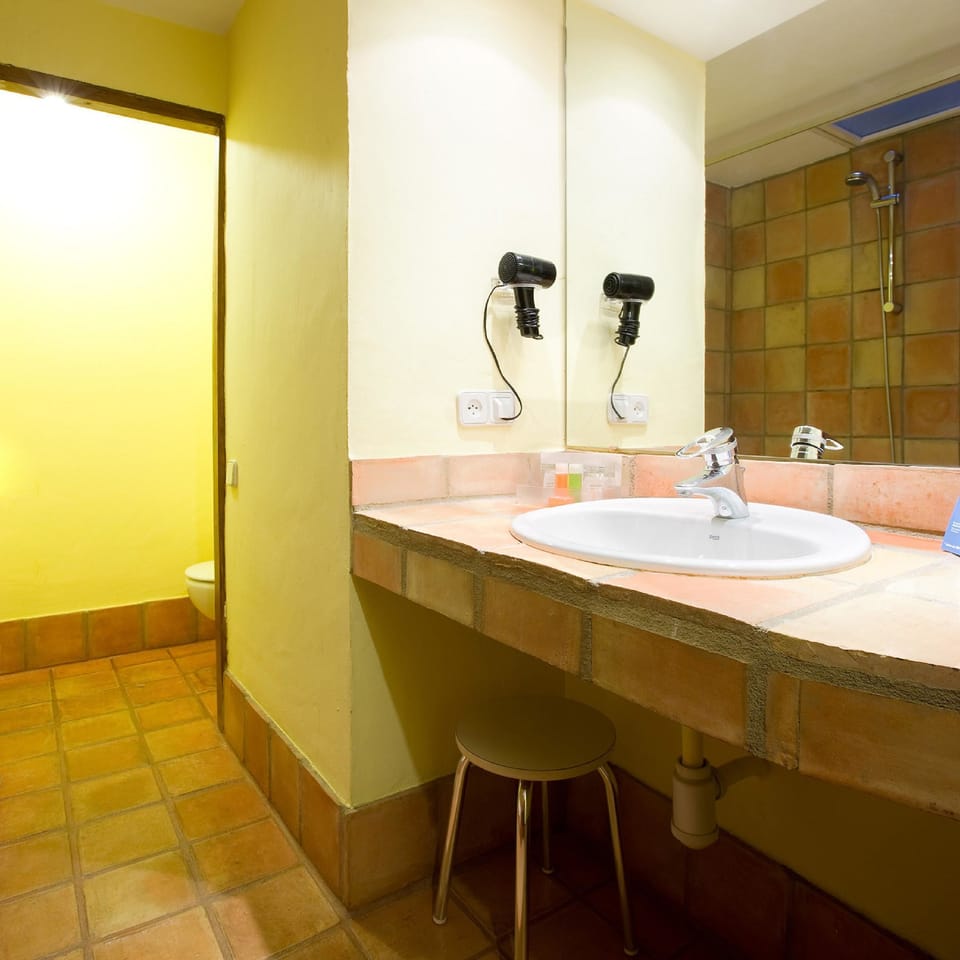Bidet, towels