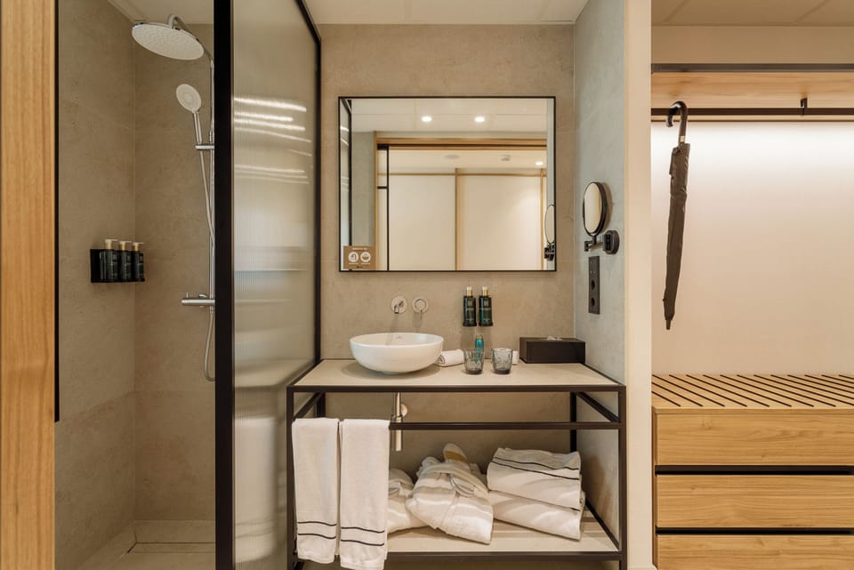 Premium Room | Bathroom | Hair dryer, towels, soap, shampoo