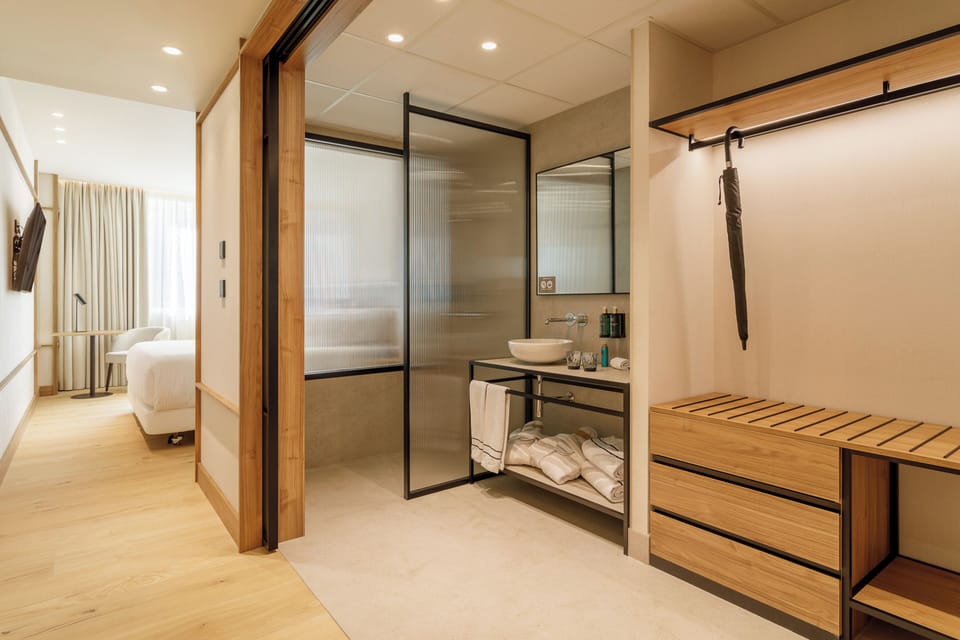 Premium Room | Bathroom | Hair dryer, towels