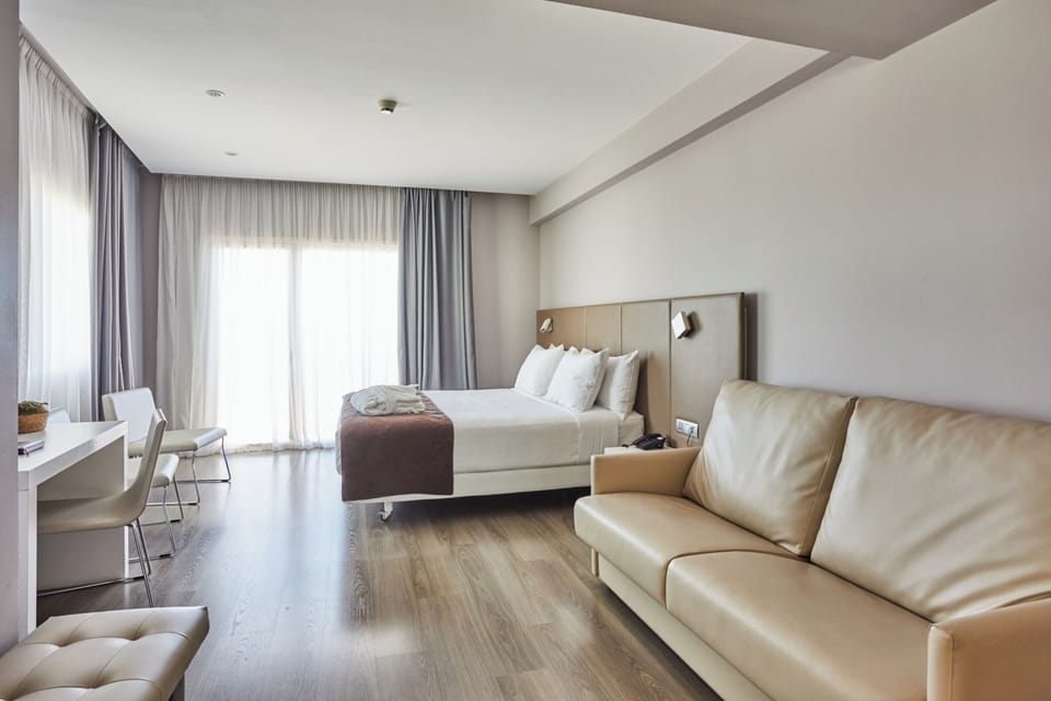 Silken Club Deluxe | Minibar, in-room safe, individually decorated, desk