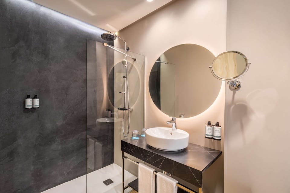 Rainfall showerhead, hair dryer, towels, soap