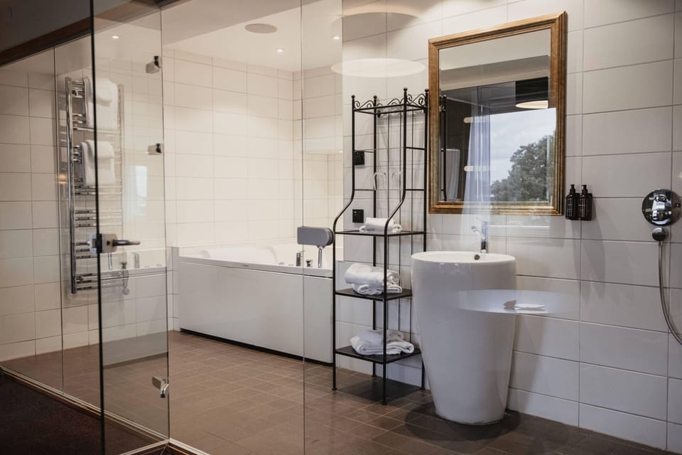 Shower, hair dryer, heated floors (bathroom), towels