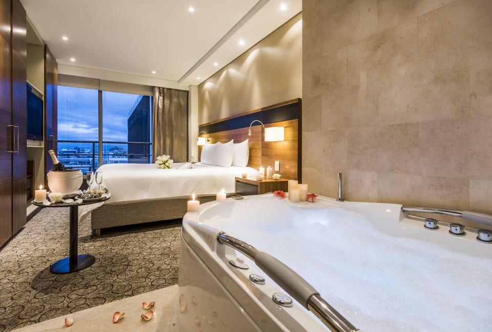 Suite, 1 King Bed, Executive Level | Premium bedding, minibar, in-room safe, individually furnished