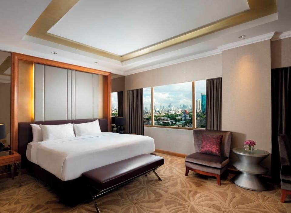 Presidential Suite | In-room safe, desk, iron/ironing board, rollaway beds