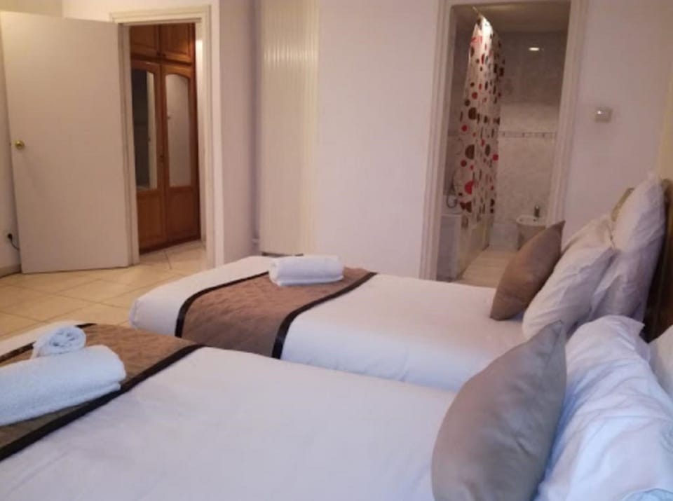 Double Room | In-room safe, WiFi (free), bed sheets