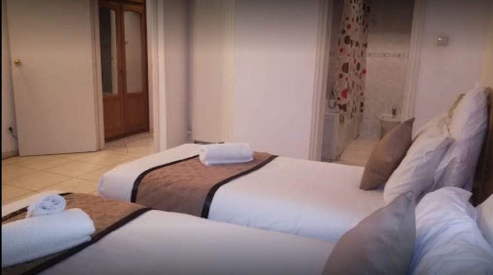 Double Room | In-room safe, WiFi (free), bed sheets