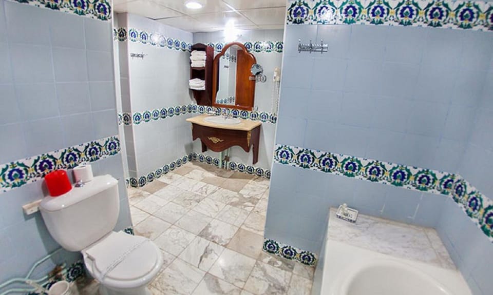 Suite | Bathroom | Bathtub, free toiletries, hair dryer, bathrobes