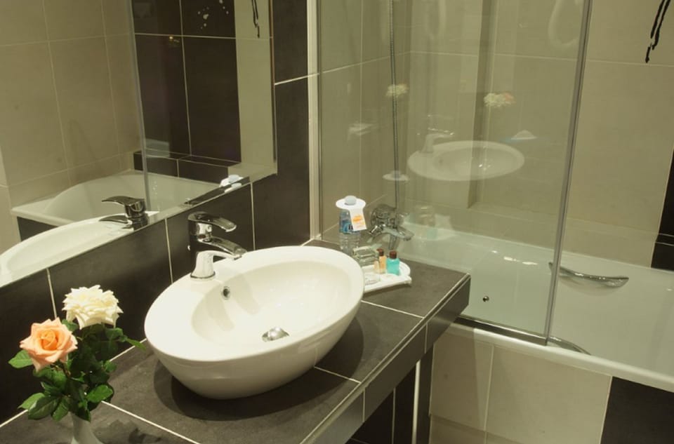 Combined shower/tub, deep soaking tub, hair dryer, towels