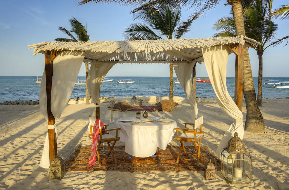 2 restaurants; breakfast, lunch, and dinner served