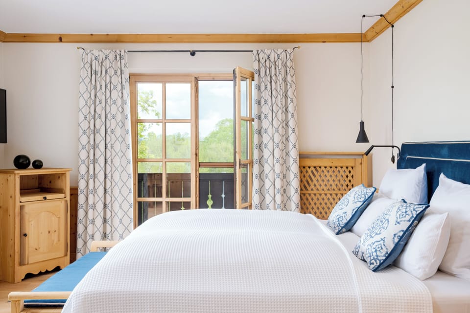 Comfort Double Room, 1 Queen Bed, Balcony | Hypo-allergenic bedding available, minibar, in-room safe, desk