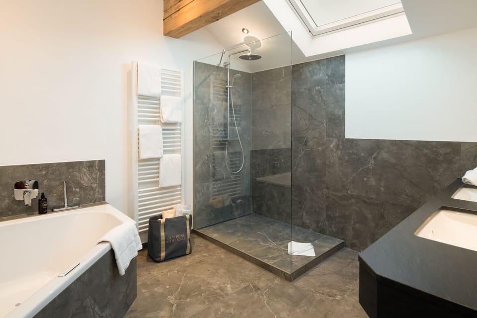 Deluxe Suite, 1 Queen Bed with Sofa bed | Bathroom | Free toiletries, hair dryer, bathrobes, slippers