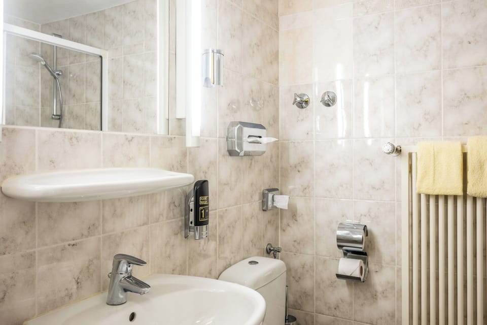 Shower, towels