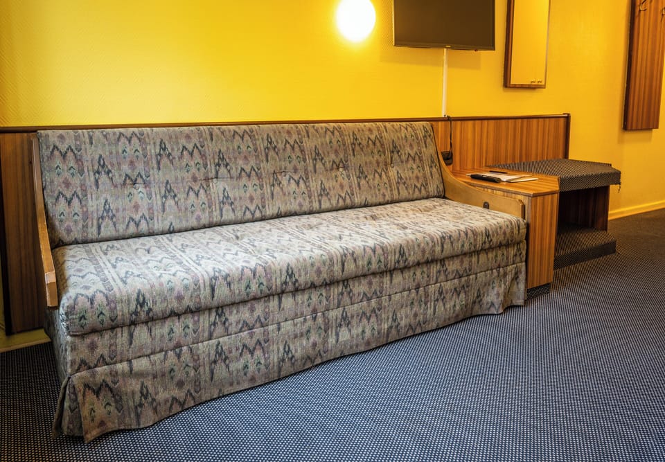 Doppelzimmer mit Couch | In-room safe, individually furnished, desk, blackout drapes