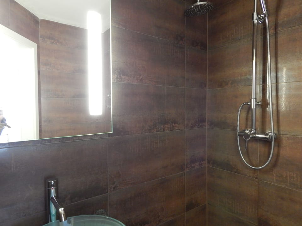 Double Room | Bathroom | Combined shower/tub, hair dryer, towels