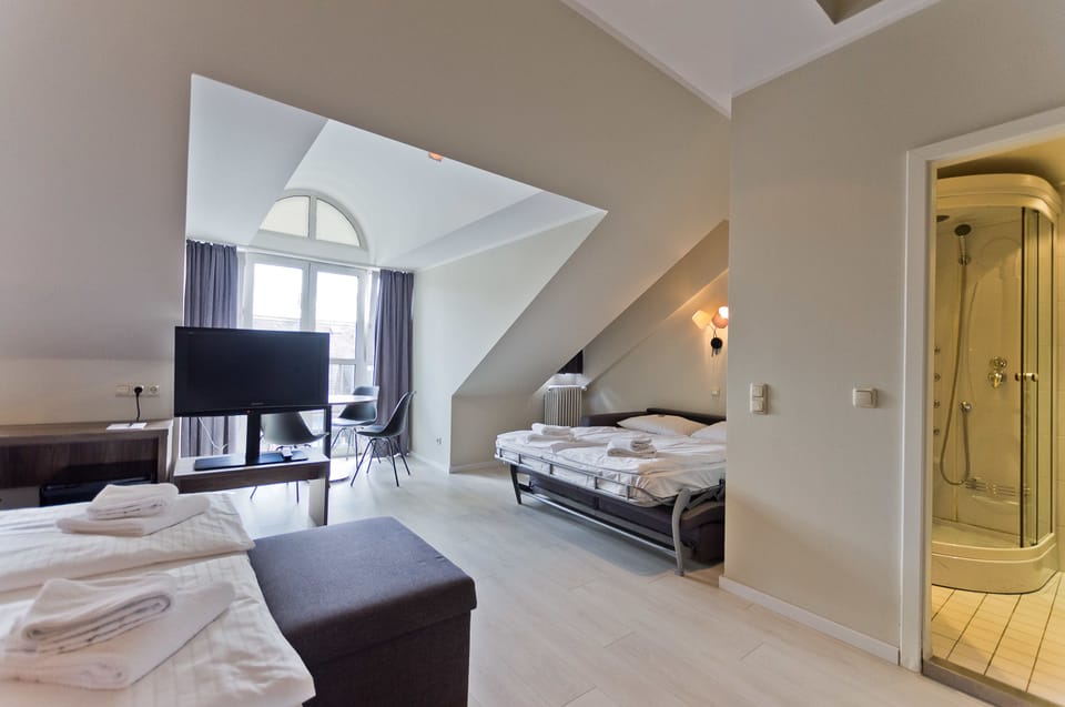 Family Room | Minibar, in-room safe, desk, laptop workspace