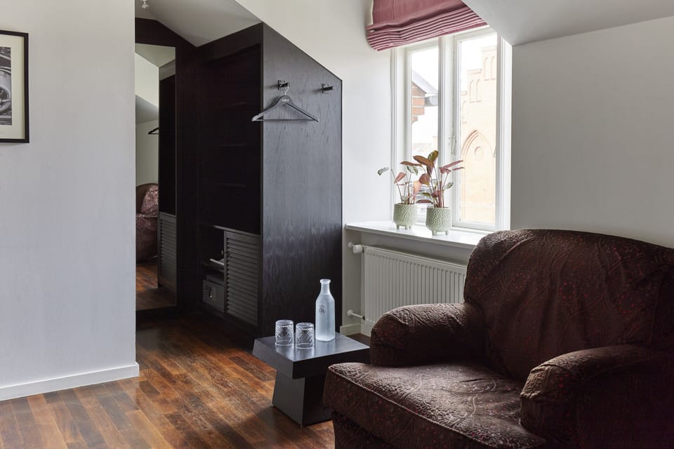 Standard Room, 1 Queen Bed | Premium bedding, in-room safe, individually furnished