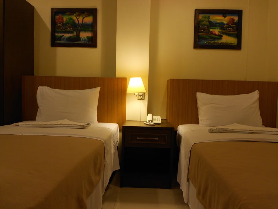 Family Room | 1 bedroom, premium bedding, Select Comfort beds, in-room safe