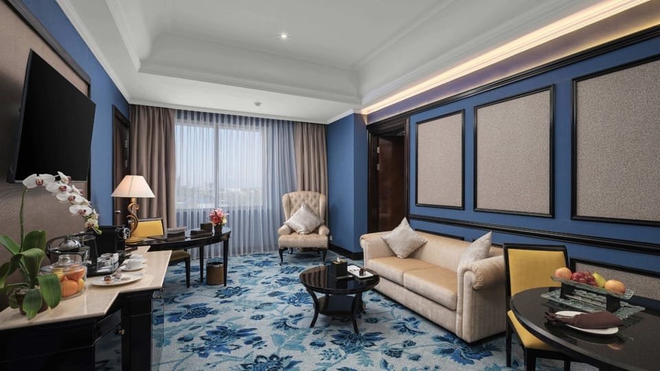 Suite, 1 King Bed | Premium bedding, minibar, in-room safe, desk