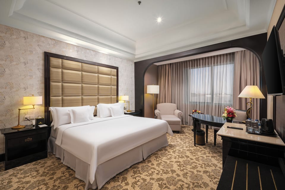 Premier Single Room, 1 King Bed | Premium bedding, minibar, in-room safe, desk