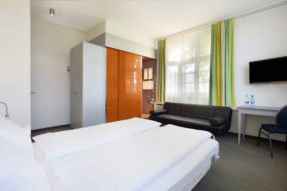 Double Room | Hypo-allergenic bedding available, in-room safe, desk, WiFi (free)