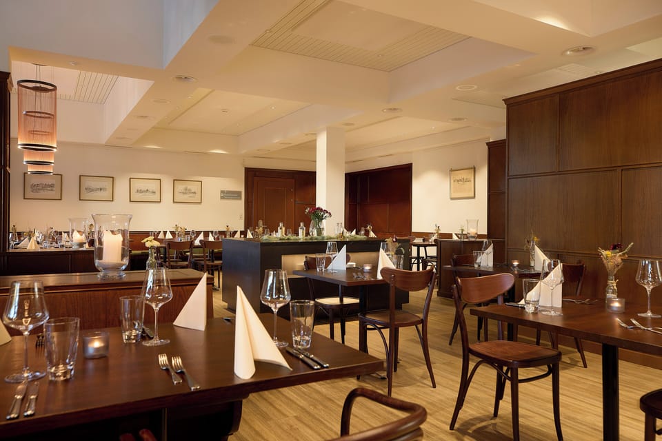2 restaurants; breakfast, lunch, and dinner served