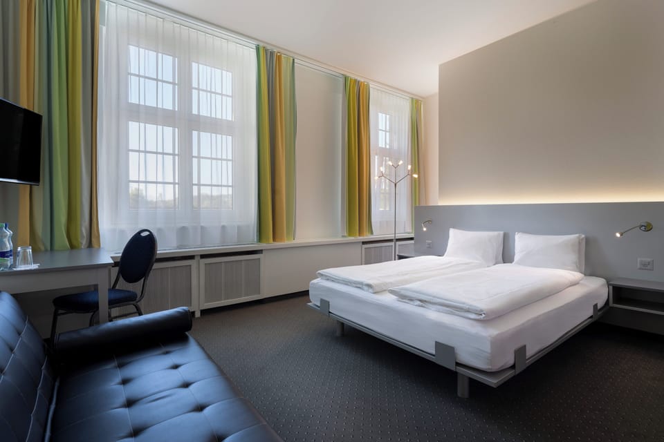 Double Room | Hypo-allergenic bedding available, in-room safe, desk, WiFi (free)