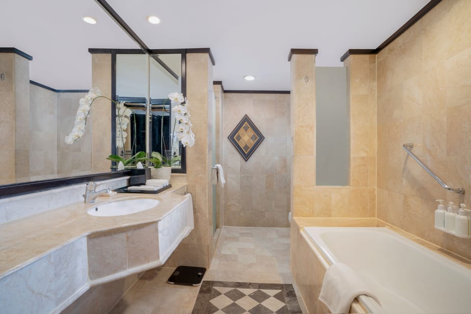 Combined shower/tub, deep soaking tub, free toiletries, hair dryer