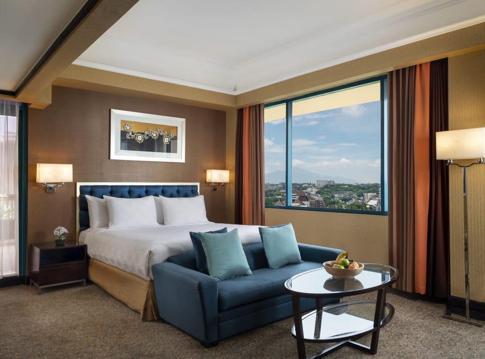 Executive Room, 1 Queen Bed | Premium bedding, minibar, in-room safe, desk