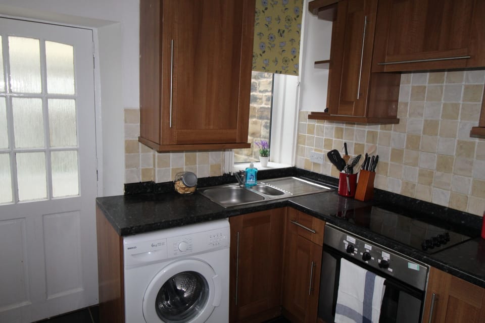 House, 3 Bedrooms, Non Smoking, Kitchen | Private kitchen | Fridge, microwave, oven, stovetop