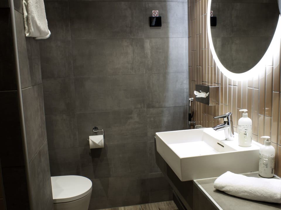 Shower, towels