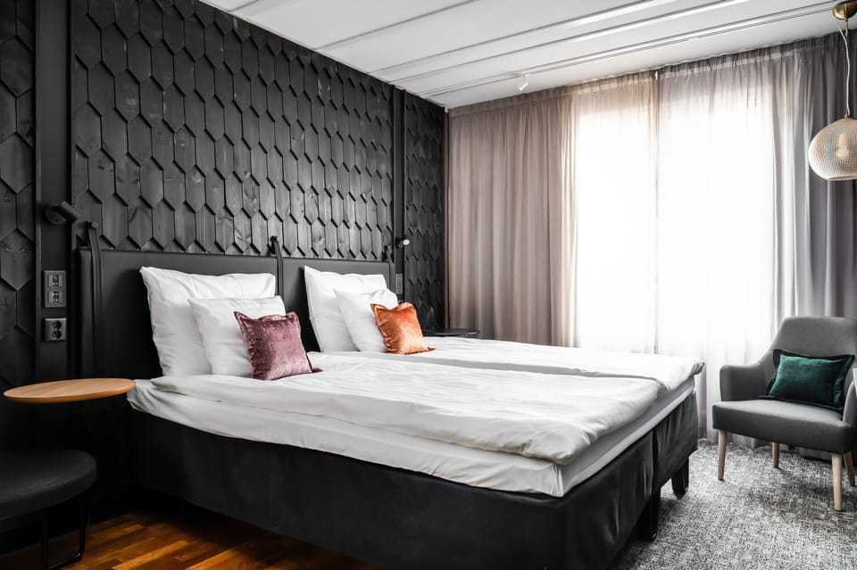 Standard Room, 1 King Bed (extra bed possibility) | In-room safe, desk, laptop workspace, blackout drapes