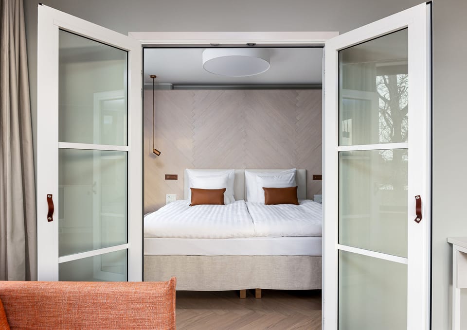 Suite, 1 King Bed (extra bed possibility) | Minibar, in-room safe, desk, laptop workspace