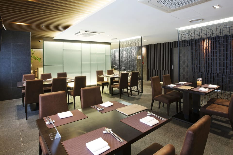 2 restaurants; breakfast, lunch, and dinner served