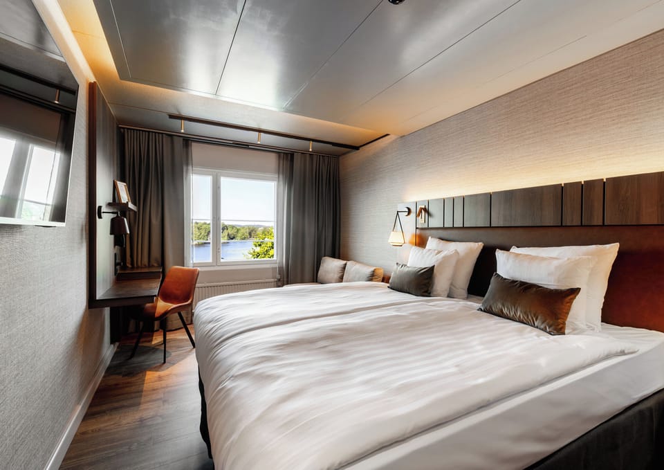 Superior Room, 1 King Bed (extra bed possibility) | Premium bedding, in-room safe, laptop workspace, blackout drapes