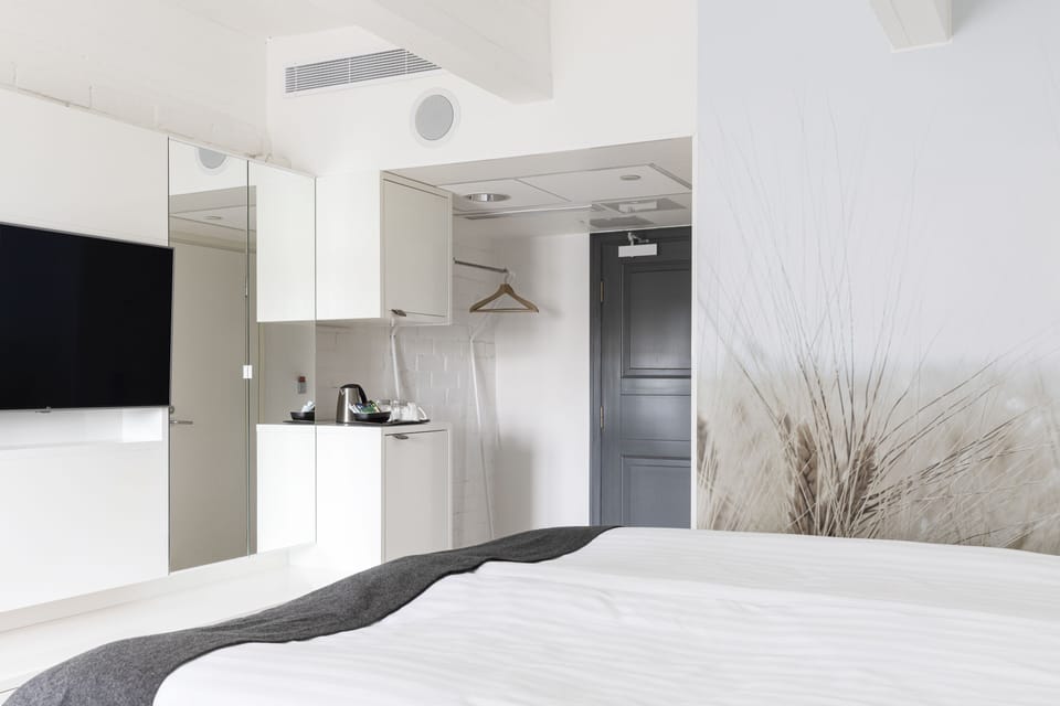 Superior Room, 1 King Bed | Minibar, desk, free WiFi, bed sheets
