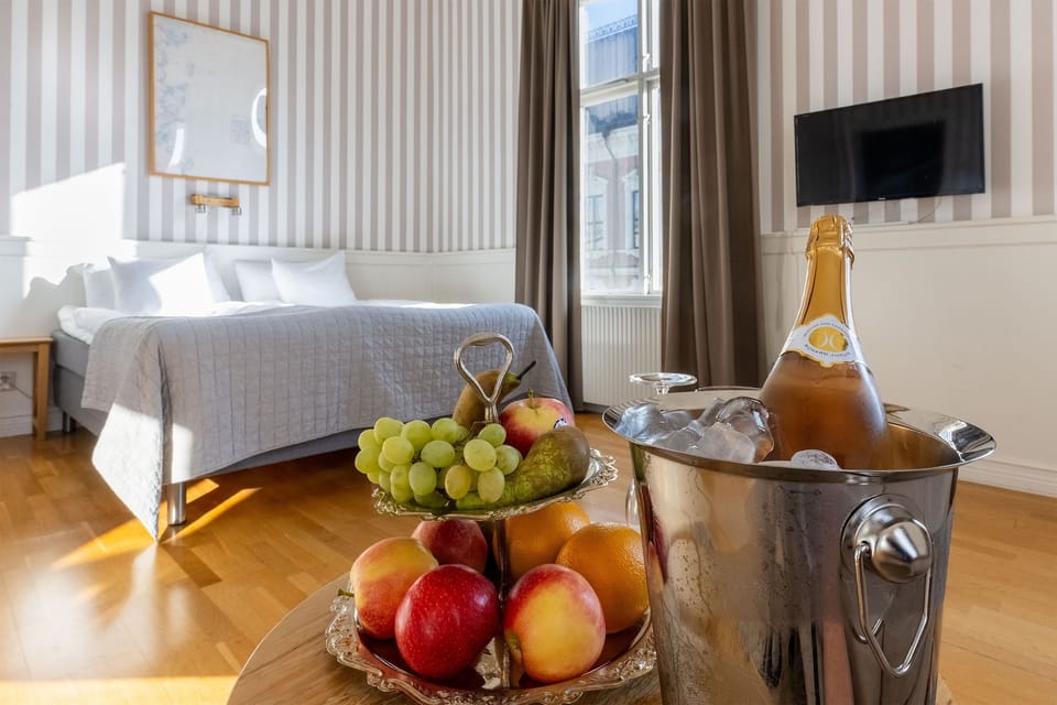Junior Suite | Desk, WiFi (free), bed sheets