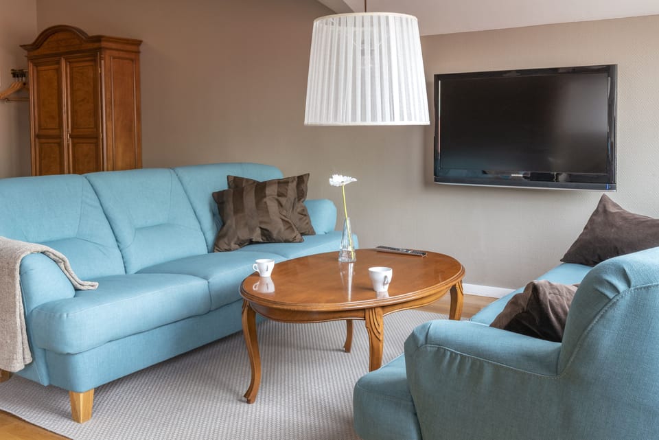Deluxe Double Room, Jetted Tub | Desk, WiFi (free), individually decorated, bed sheets