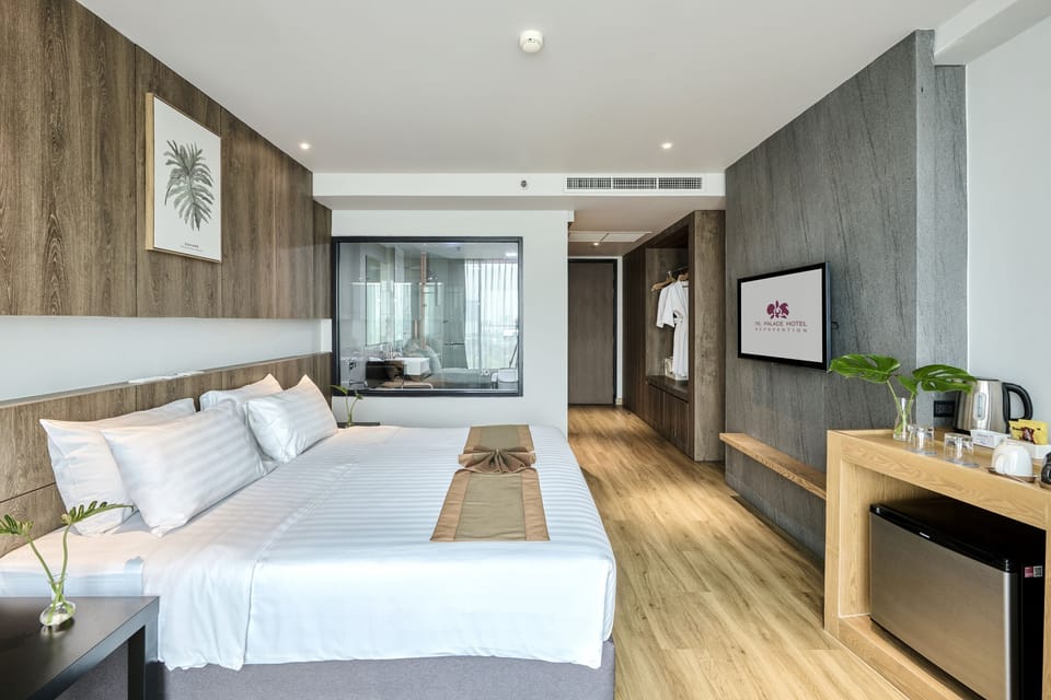 The Extra Room with Bathtub | Egyptian cotton sheets, premium bedding, Select Comfort beds