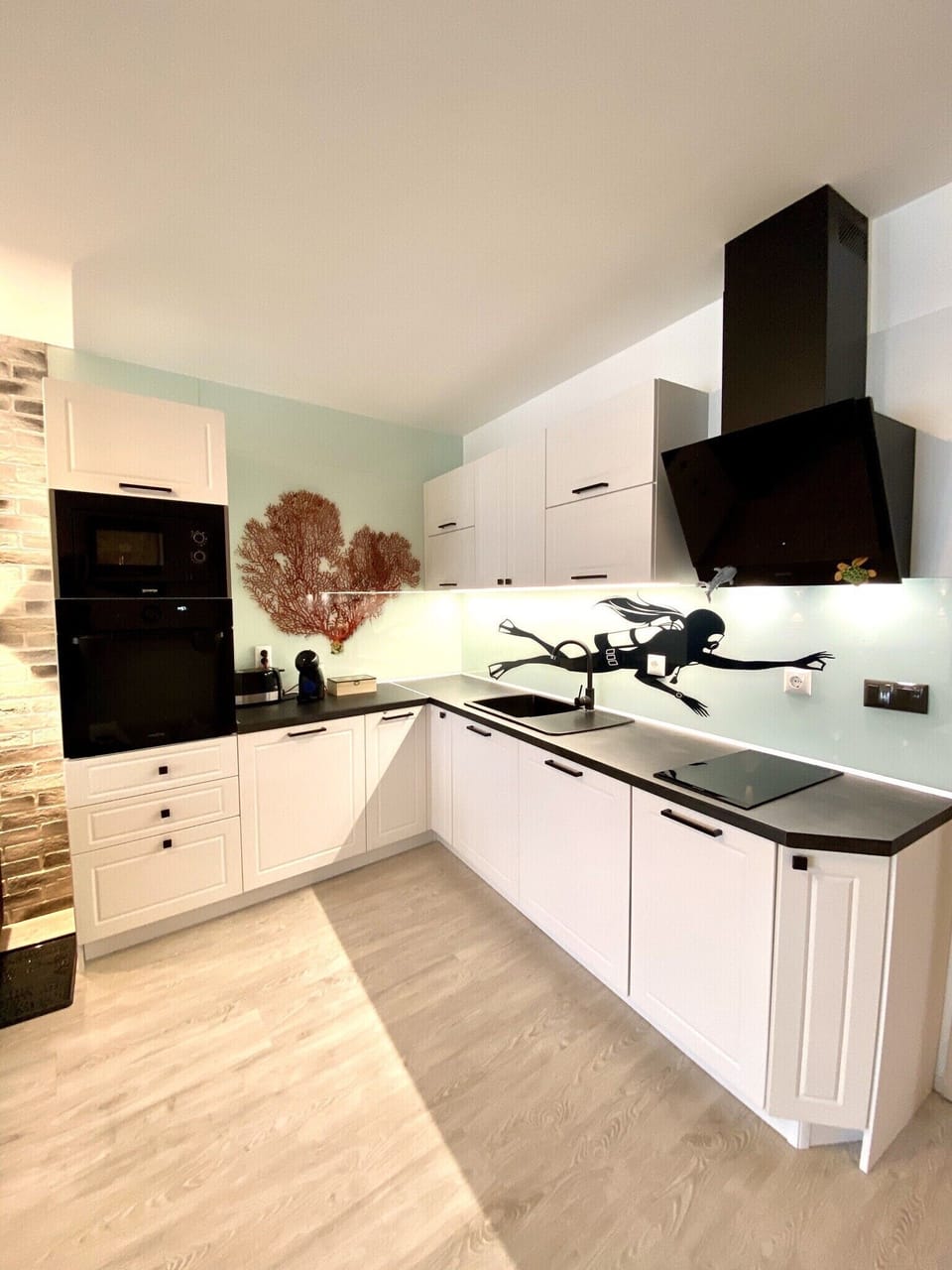 hob,oven,toast,washma,dishwa,extractor hood,blender,microw,coffeemach,hot kettle