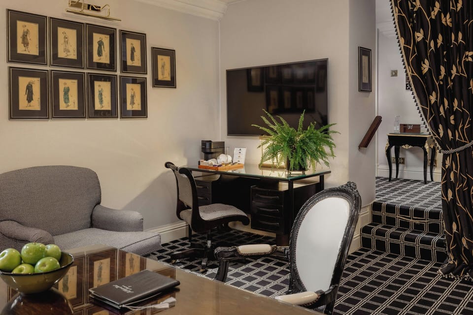 Junior Suite | Living area | 32-inch LCD TV with digital channels, TV, DVD player