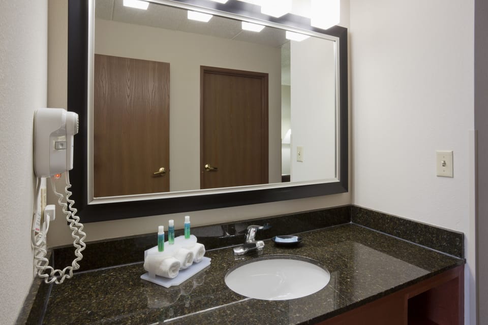 Combined shower/tub, designer toiletries, hair dryer, towels