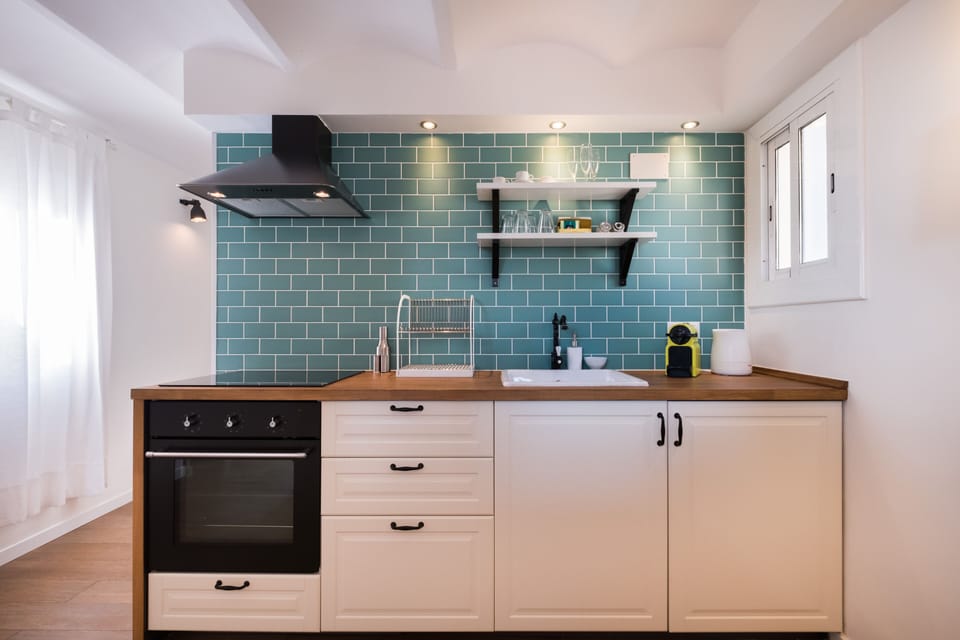 Comfort Apartment, 2 Bedrooms, City View | Private kitchen | Electric kettle