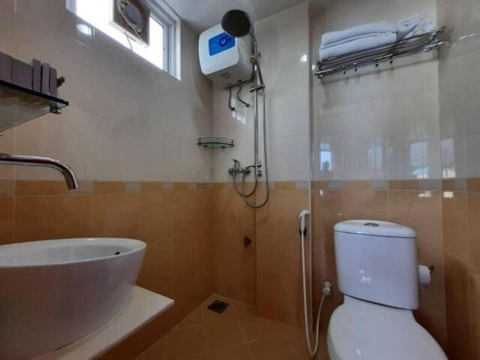 Shower, rainfall showerhead, free toiletries, bidet