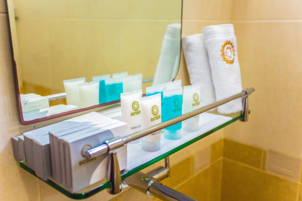 Shower, rainfall showerhead, free toiletries, bidet