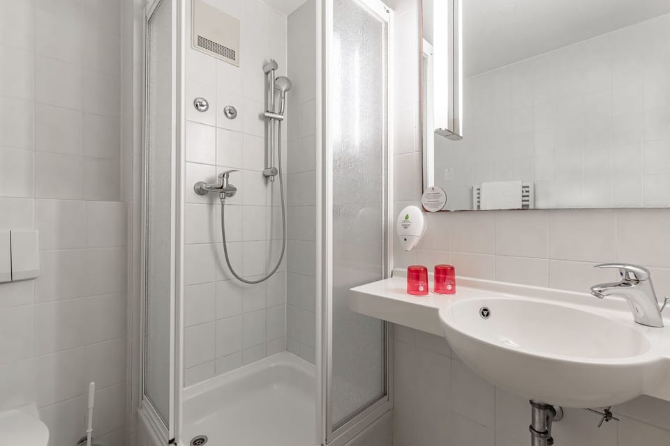 Combined shower/tub, towels