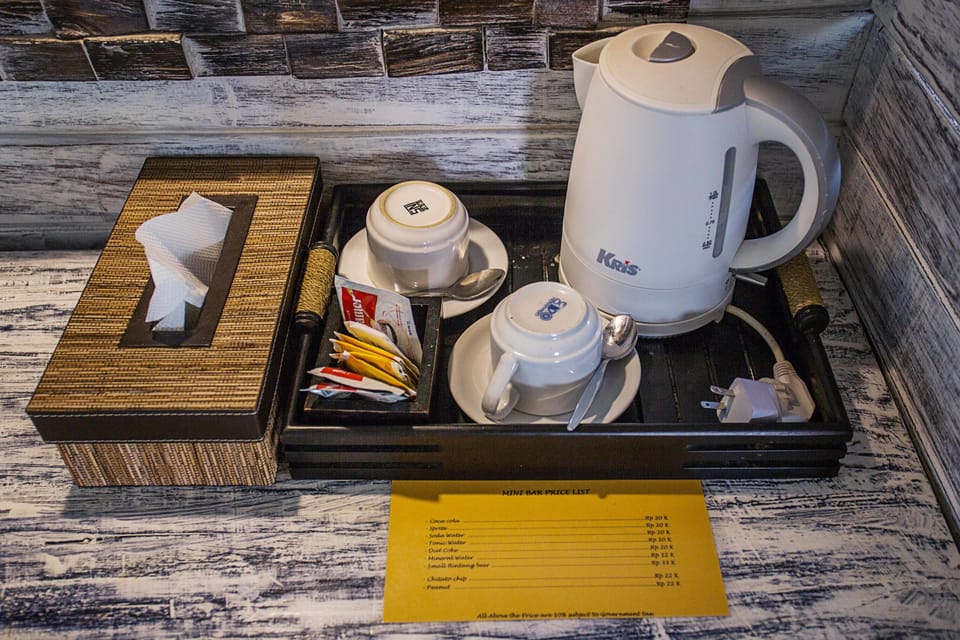 Fridge, coffee/tea maker