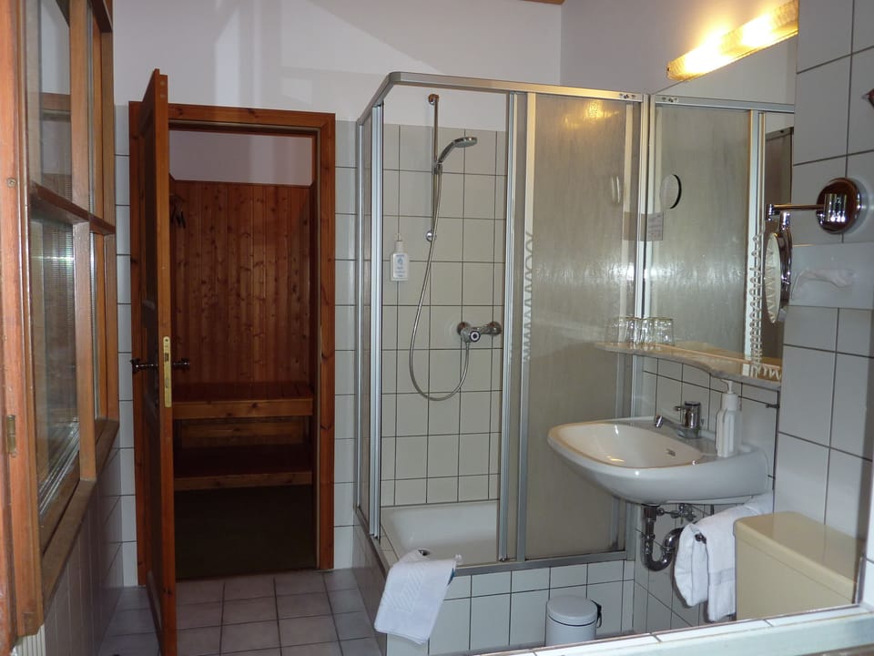 Double Room | Bathroom | Shower, free toiletries, hair dryer, towels