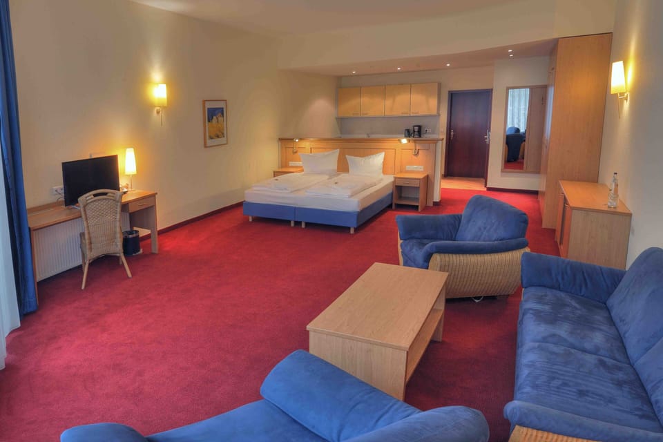 Juniorsuite | Living area | 32-inch flat-screen TV with cable channels, TV
